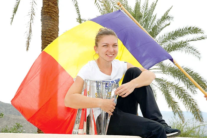 Simona a pozat cu drapelul României şi trofeul