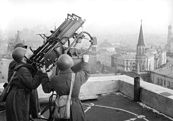 Apărarea antiaeriană sovietică instalată pe acoperișul Hotelului Moskva (© Knorring / Олег Кнорринг / Commons:RIA Novosti)