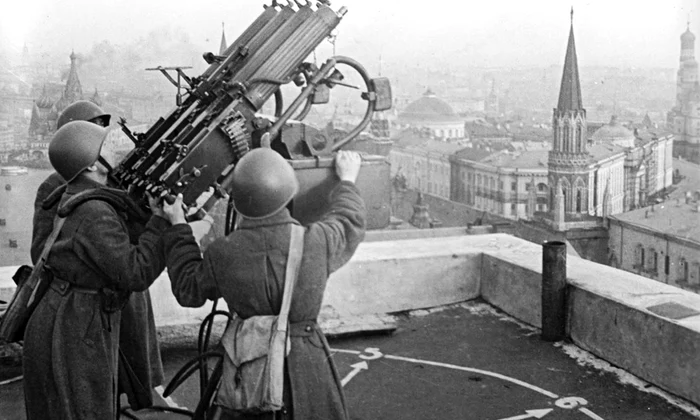 Apărarea antiaeriană sovietică instalată pe acoperișul Hotelului Moskva (© Knorring / Олег Кнорринг / Commons:RIA Novosti)