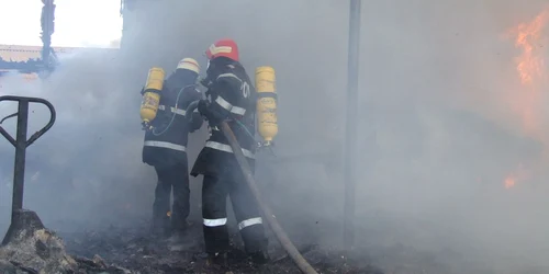 Trei echipaje de pompieri s-au deplasat la faţa locului