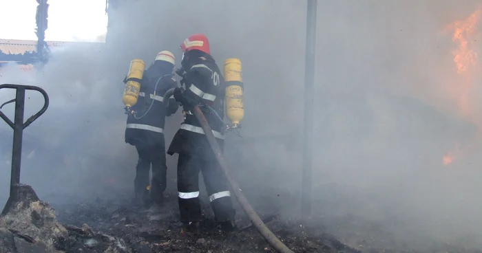 Incendiul a fost stins de pompieri şi voluntari 