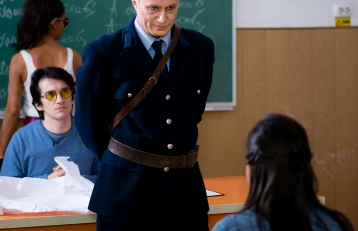 Mihai Bendeac, imitându-l pe torţionarul Vişinescu FOTO Antena 1
