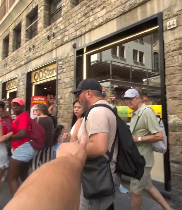 Român filmat cum fură din rucsacul unui turist, în Italia