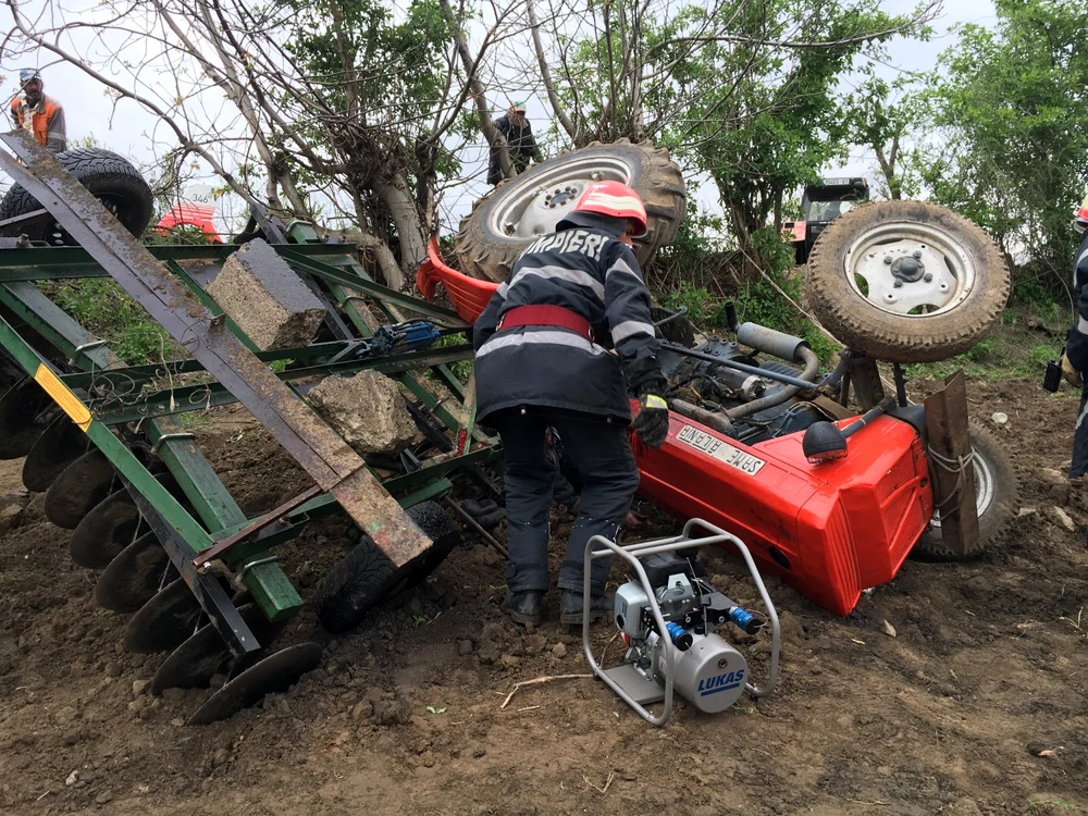 
    Pompierii au scos cu greu victima de sub tractorFoto: SMURD Galaţi  
