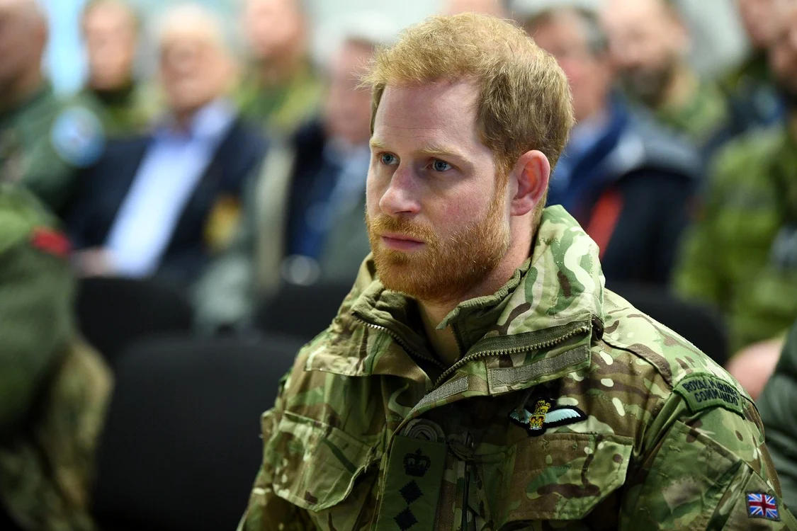 Printul Harry în uniforma de pilot în armată. FOTO: Profimedia