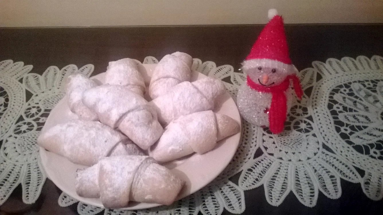 
    Cornuleţe cu mere şi nucă  