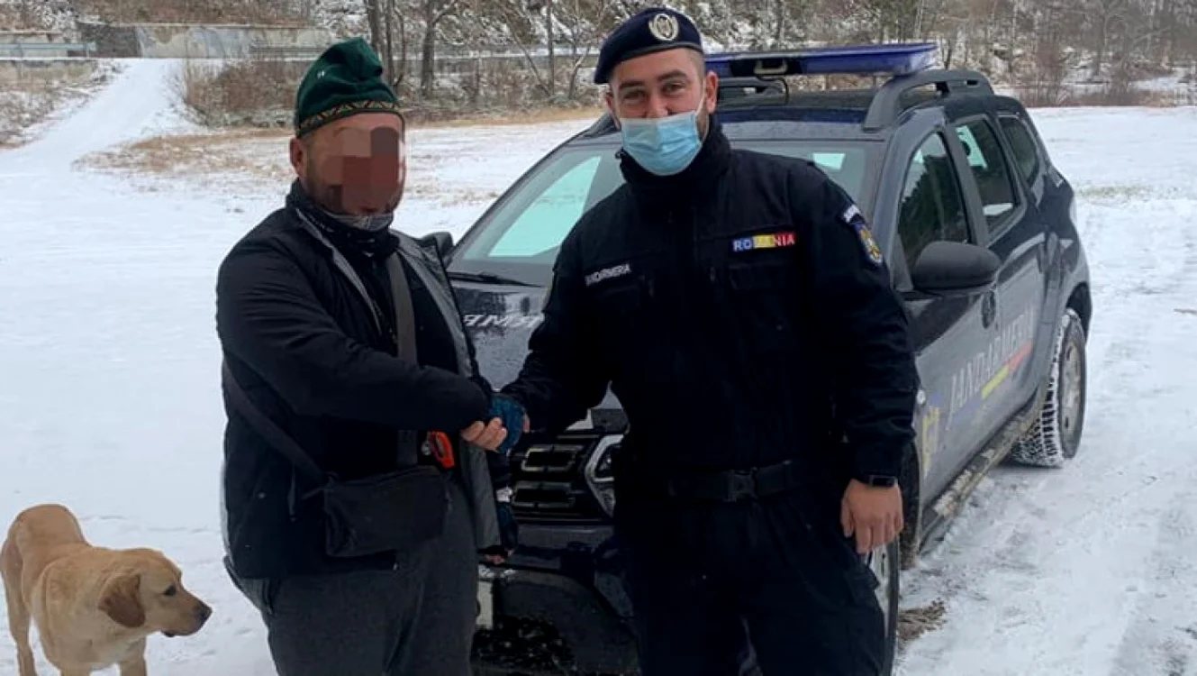 Chinezul le-a mulţumit jandarmilor, iar apoi s-a făcut nevăzut. FOTO Jandarmeria Bihor