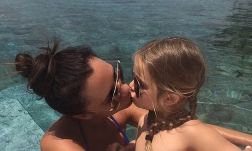 Victoria Beckham și fiica ei, Harper, la piscină jpeg