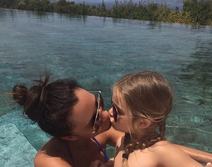 Victoria Beckham și fiica ei, Harper, la piscină