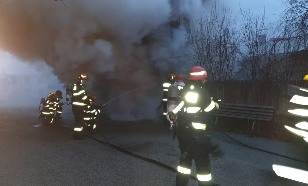Incendiu într-un bloc din Vatra Dornei. O femeie intoxicată cu fum a avut nevoie de asistență medicală