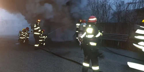 Clădire de birouri din Târgoviște, cuprinsă de flărări. FOTO ISU Dâmbovița