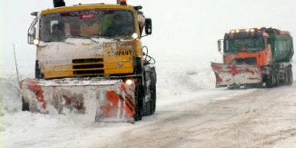 Masinile de deszăpezire îndepărtat zăpade de pe drumurile din Ţânţăreni