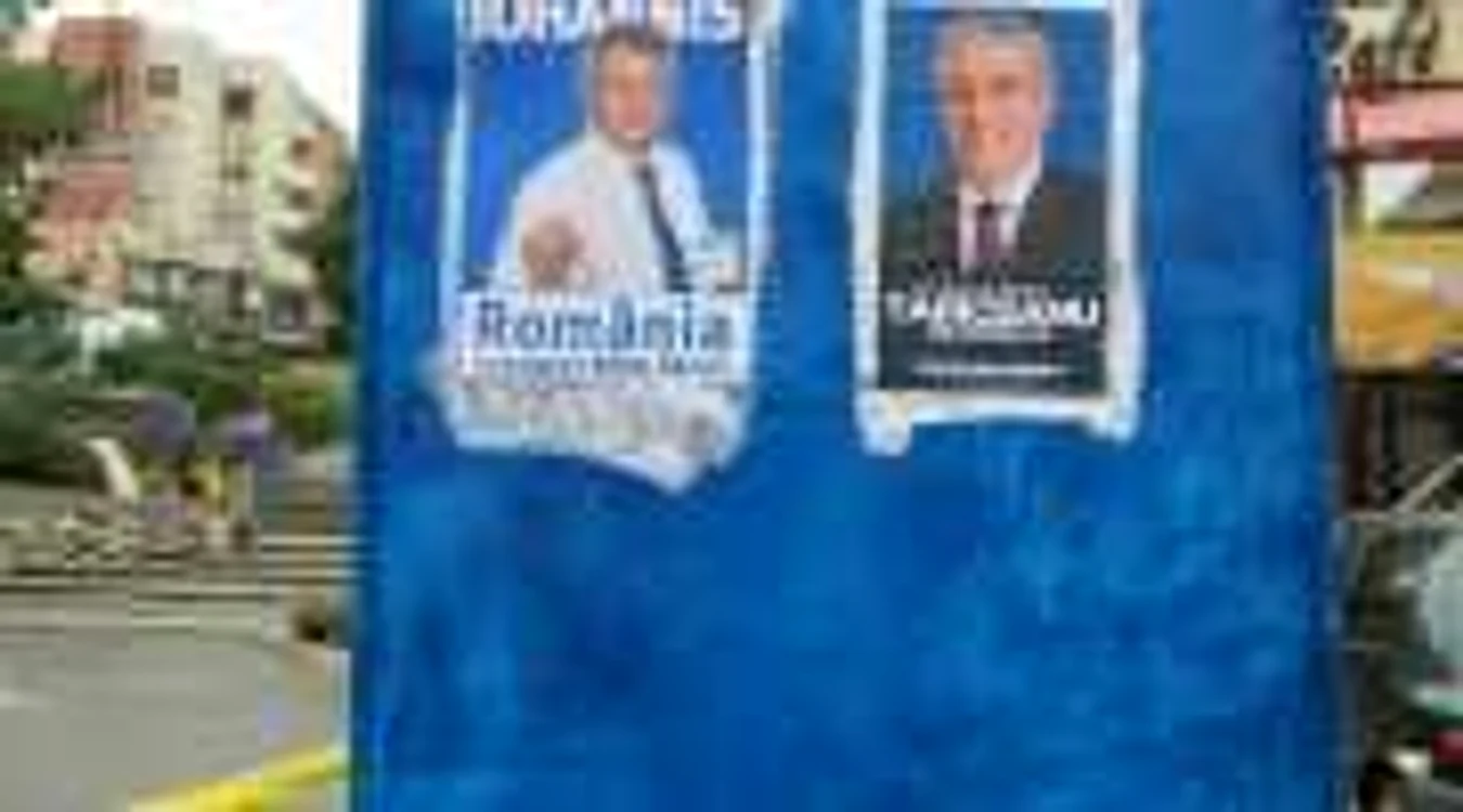În 19 zone din Râmnic au fost montate panouri electorale. Foto Adevarul