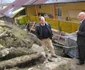 Foto Video Pământul a luat-o la vale în Băile Olăneşti. Două familii riscă să rămână fără locuinţe