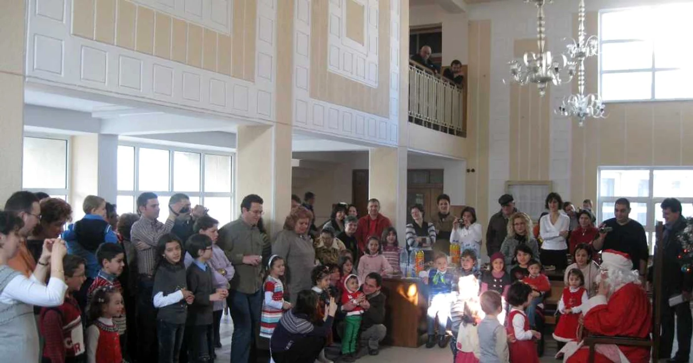 Copiii şi părinţii au fost încântaţi de darurile Moşului