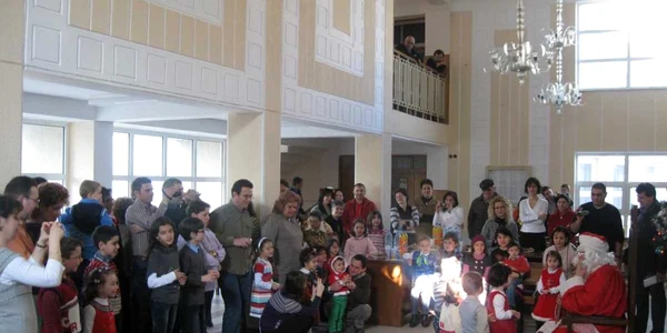 Copiii şi părinţii au fost încântaţi de darurile Moşului