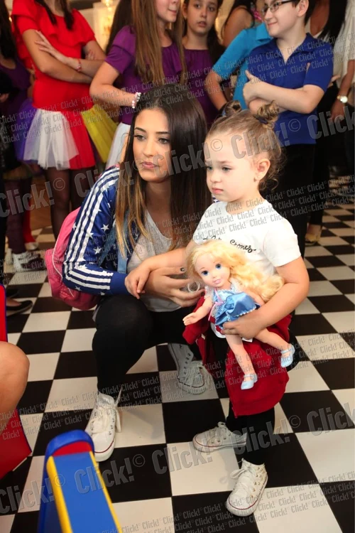 Antonia a stat tot timpul lângă fetiţa ei, Maya, la evenimentul din restaurantul Salt. (Foto: Sever Gheorghe)