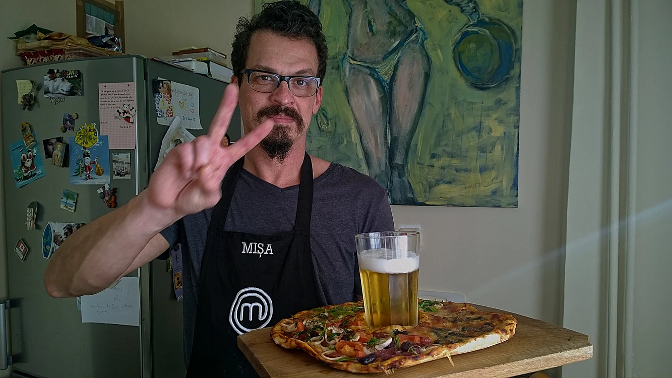 Mihai Vladimir Anton, zis Mişa, a inventat pizza cu loc pentru bere