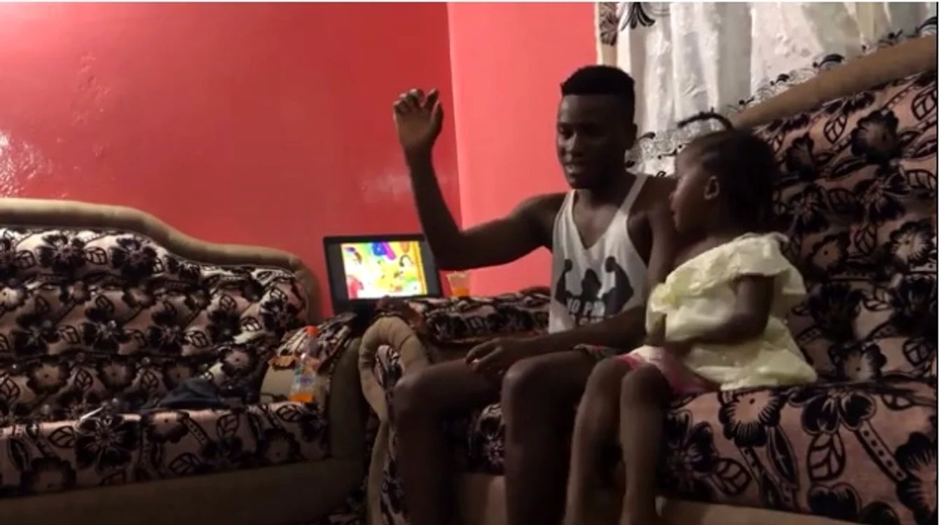 
    Tânărul ghid turistic Mudi o învață pe sora sa cea mică limba română de pe internetFOTO Captura YouToube Descopera Zanzibar cu Mudi  