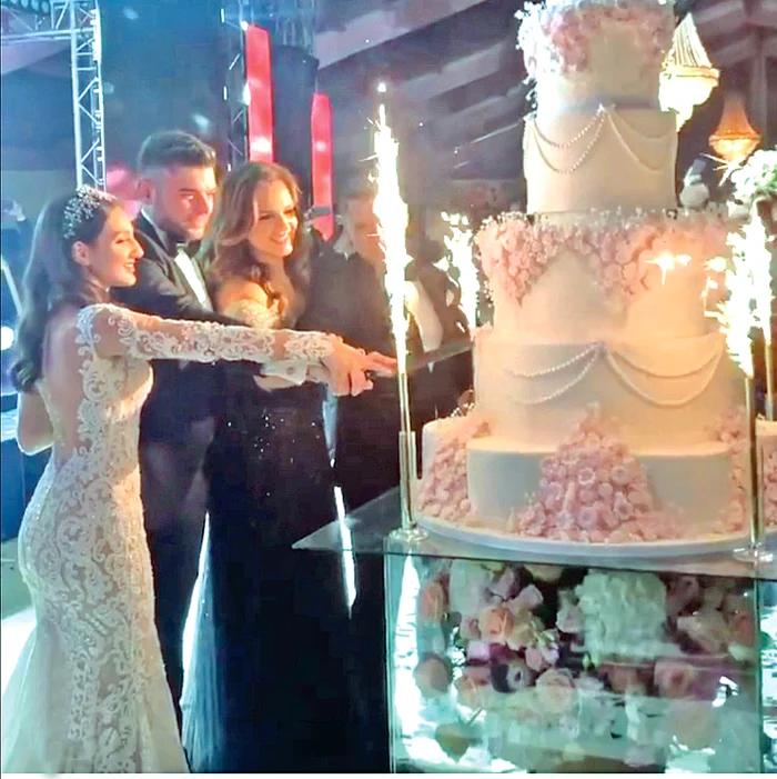 Teodora a avut două rochii de mireasă. Una de prinţesă, la biserică, alta foarte sexy, la petrecere