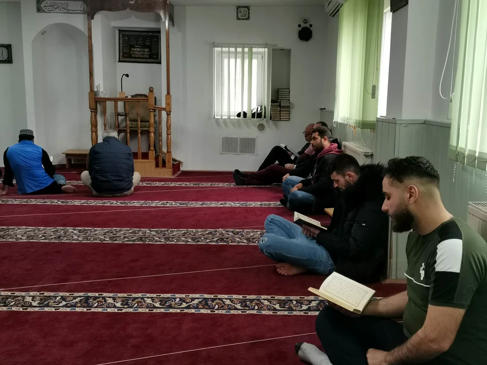 Arabii se roagă la moschee FOTO Ștefan Both