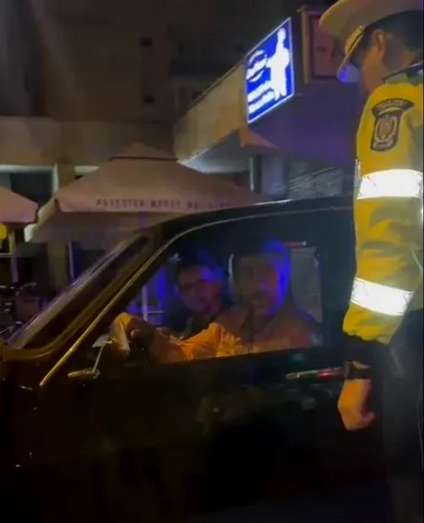 Cei doi au fost opriți de poliție