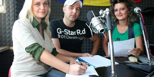 De la stânga la dreapta: Luiza Diculescu, DJ Nick şi Mădălina Caraveţeanu