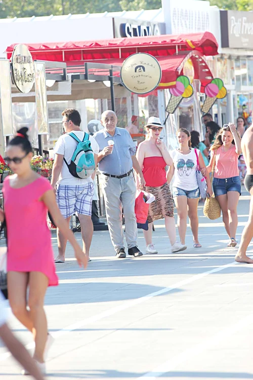 În drum spre hotel, Viorel şi-a luat îngheţată