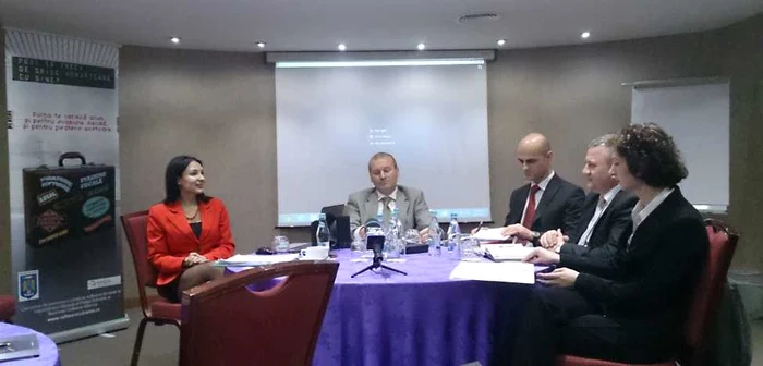 Magda Popescu de la BSA, împreună cu reprezentaţii Poliţiei Române au prezentat rezultatele campaniei „Poţi să treci de orice verificare cu bine?“ FOTO Adevărul