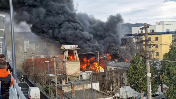 Incendiul a cuprins o vopsitorie auto FOTO: ISU SIBIU
