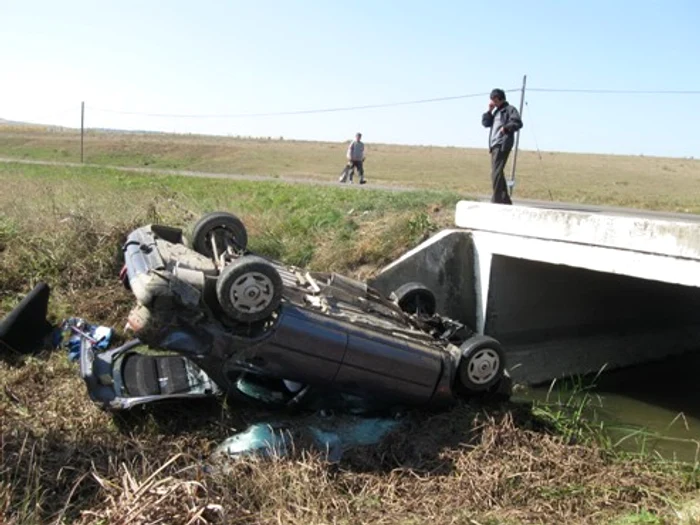 Botoşani: O maşină a zburat peste pod!(GALERIE FOTO)