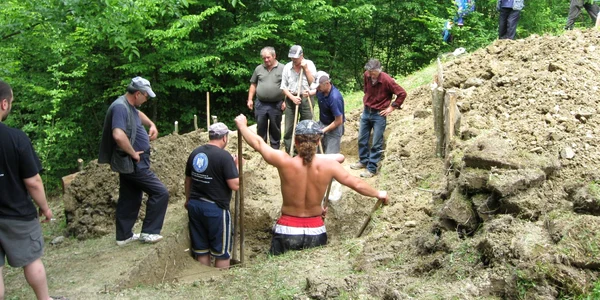 Cercetătorii de la CICCR în timpul unei activităţi de deshumare. Foto: Arhivă