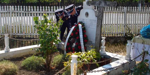 Pompierii vrânceni au depus o coroană de flori