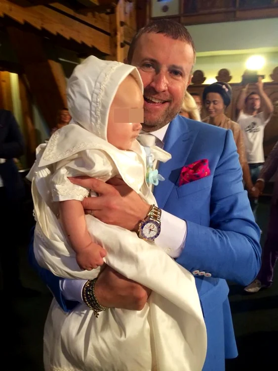 Micuţul a fost tare cuminte şi chiar a râs în braţele lui Cătălin