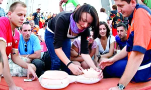 Voluntarii au învăţat cursanţii cum să  acorde primul ajutor jpeg