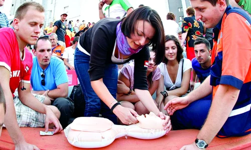 Voluntarii au învăţat cursanţii cum să  acorde primul ajutor jpeg