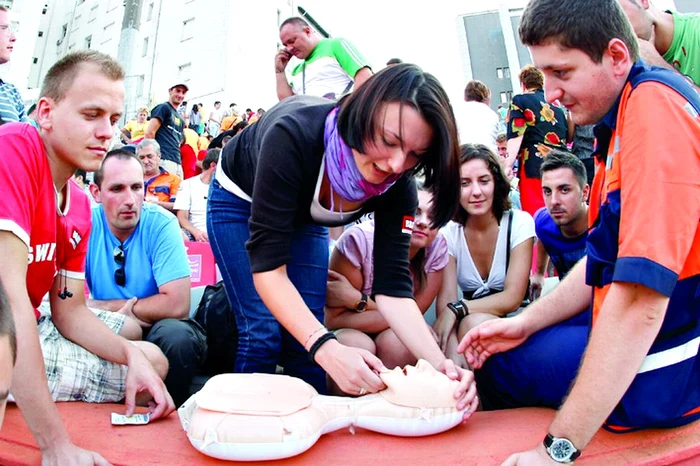 Voluntarii au învăţat cursanţii cum să acorde primul-ajutor