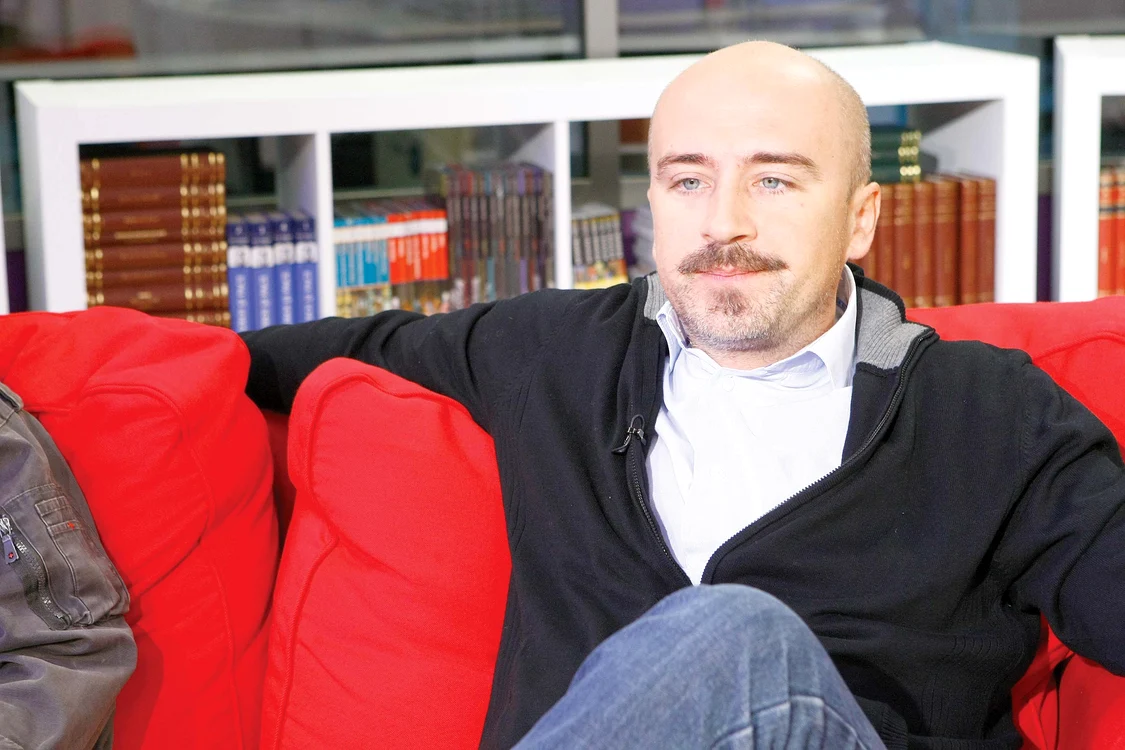 
    Mihai nu şi-a  mai primit  salariul de luni  bune, făcând  voluntariat la  locul de muncă  