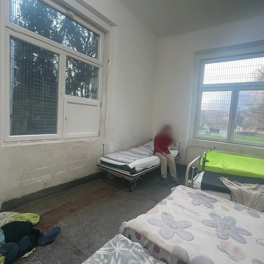 Coșmarul pacienților de la spitalul din Târnăveni: legați, lăsați să moară și obligați să spele toaletele. Spitalul susține că „totul este în regulă”