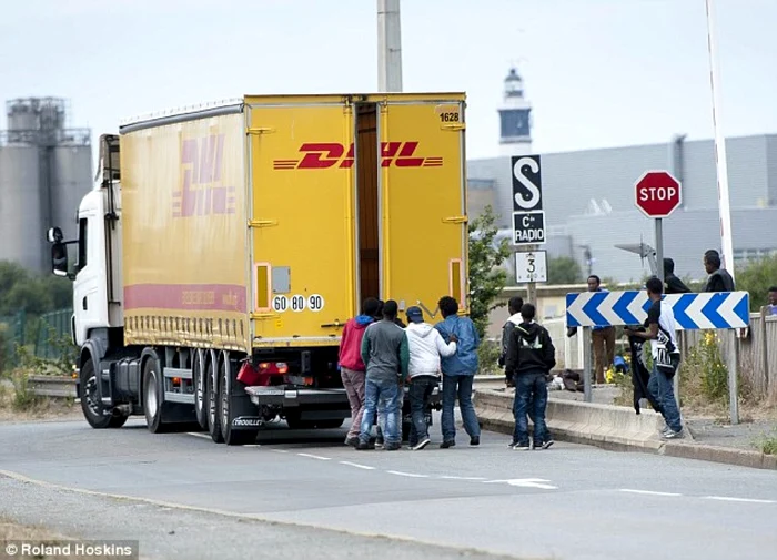 Imigranţi care încearcă să pătrundă în Eurotunel FOTO AP