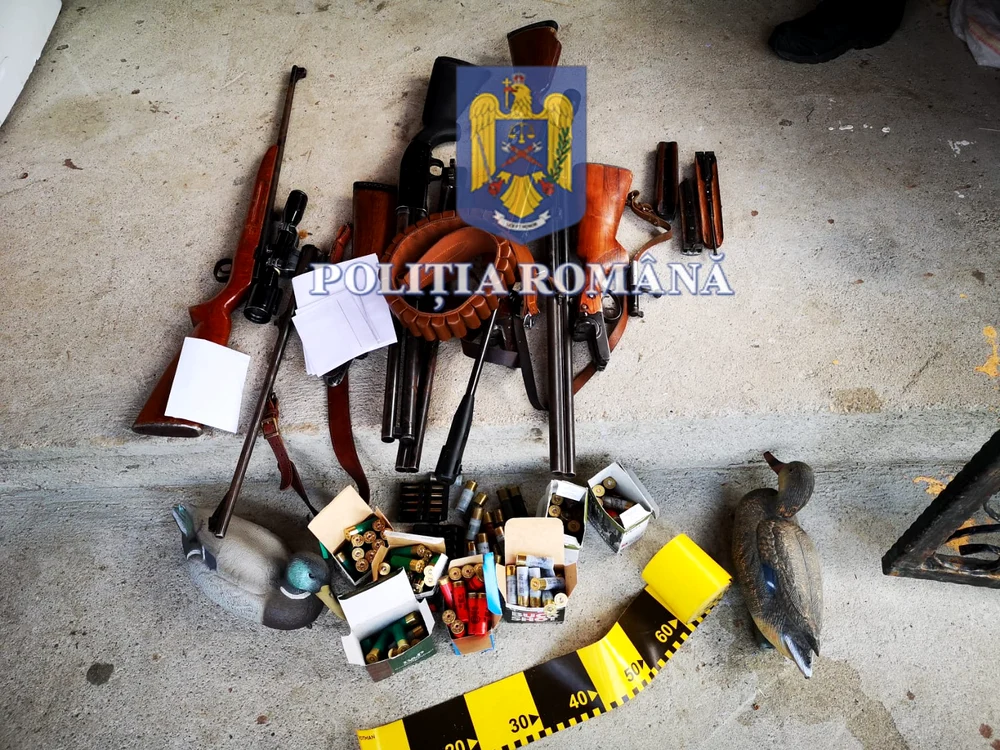 Arsenal impresionant confiscat de la braconieri care vânau în Vâlcea Foto Poliția Română