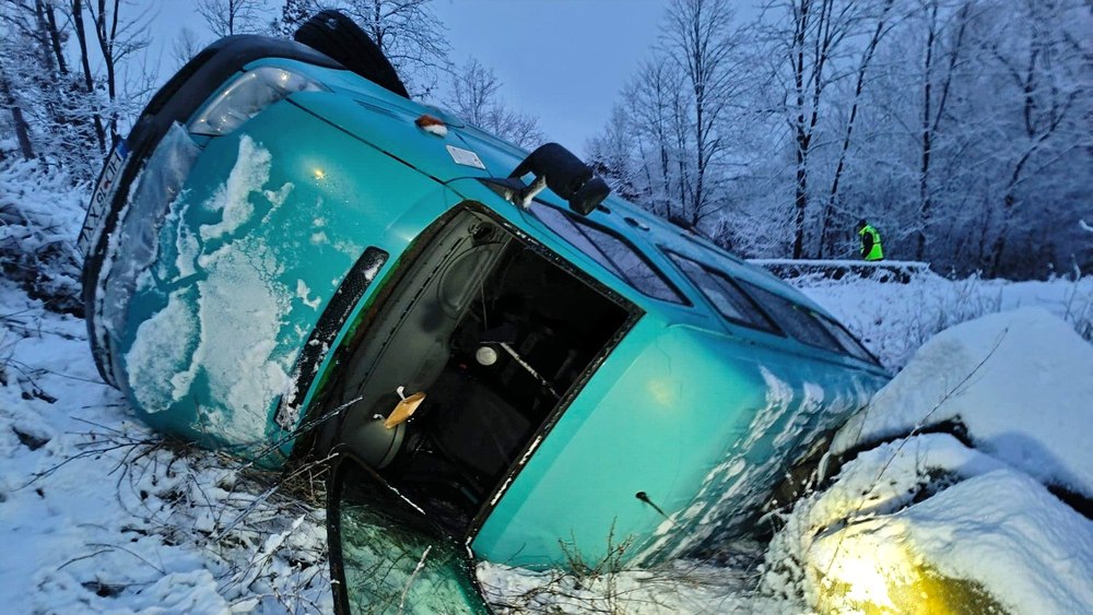 Microbuz răsturnat pe un drum din Hunedoara. Șoferul a scăpat mașina de sub control din cauza poleiului 