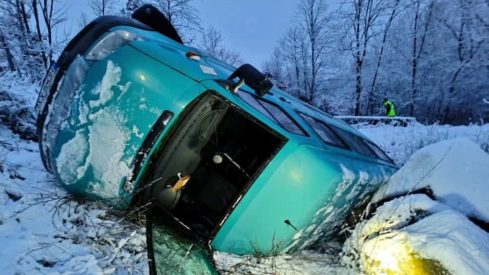 Accident rutier cu microbuzul. Foto: ISU Hunedoara. 
