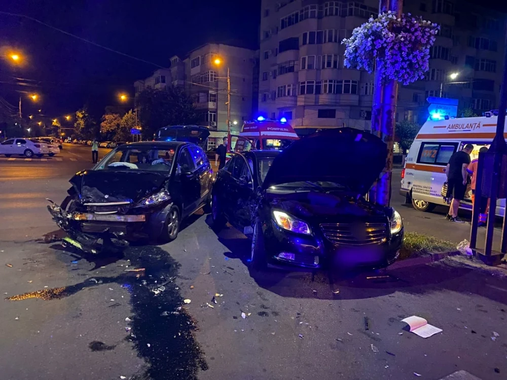 Două maşini s-au lovit, uan fiind proiectată într-un stâlp FOTO: martor