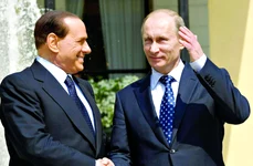 Silvio Berlusconi şi Vladimir Putin, la 25 aprilie 2010, înainte de începe rea petrecerii de la reşedinţa premierului italian din Arcore jpeg