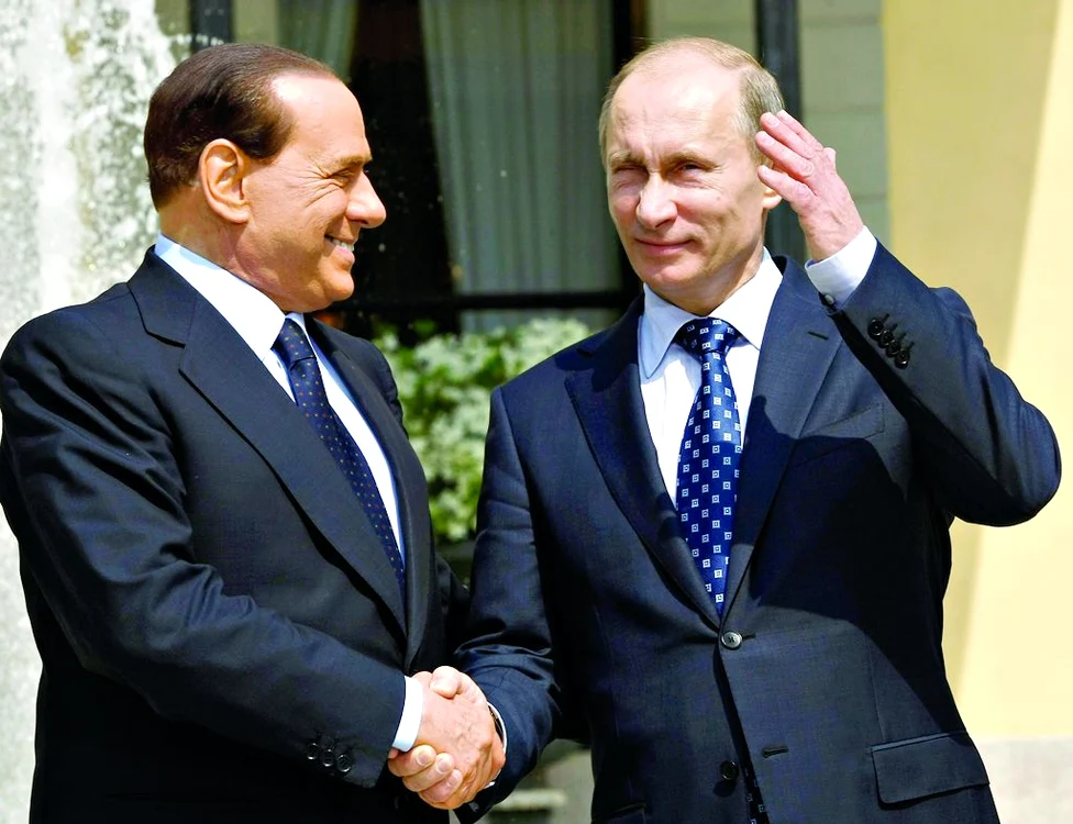 Silvio Berlusconi  şi Vladimir Putin,  la 25 aprilie 2010,  înainte de începe  rea petrecerii de  la reşedinţa  premierului italian din Arcore jpeg