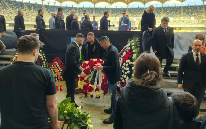 Dănciulescu și Marius Niculae au adus o coroană de flori din partea CS Dinamo (FOTO: Click!)