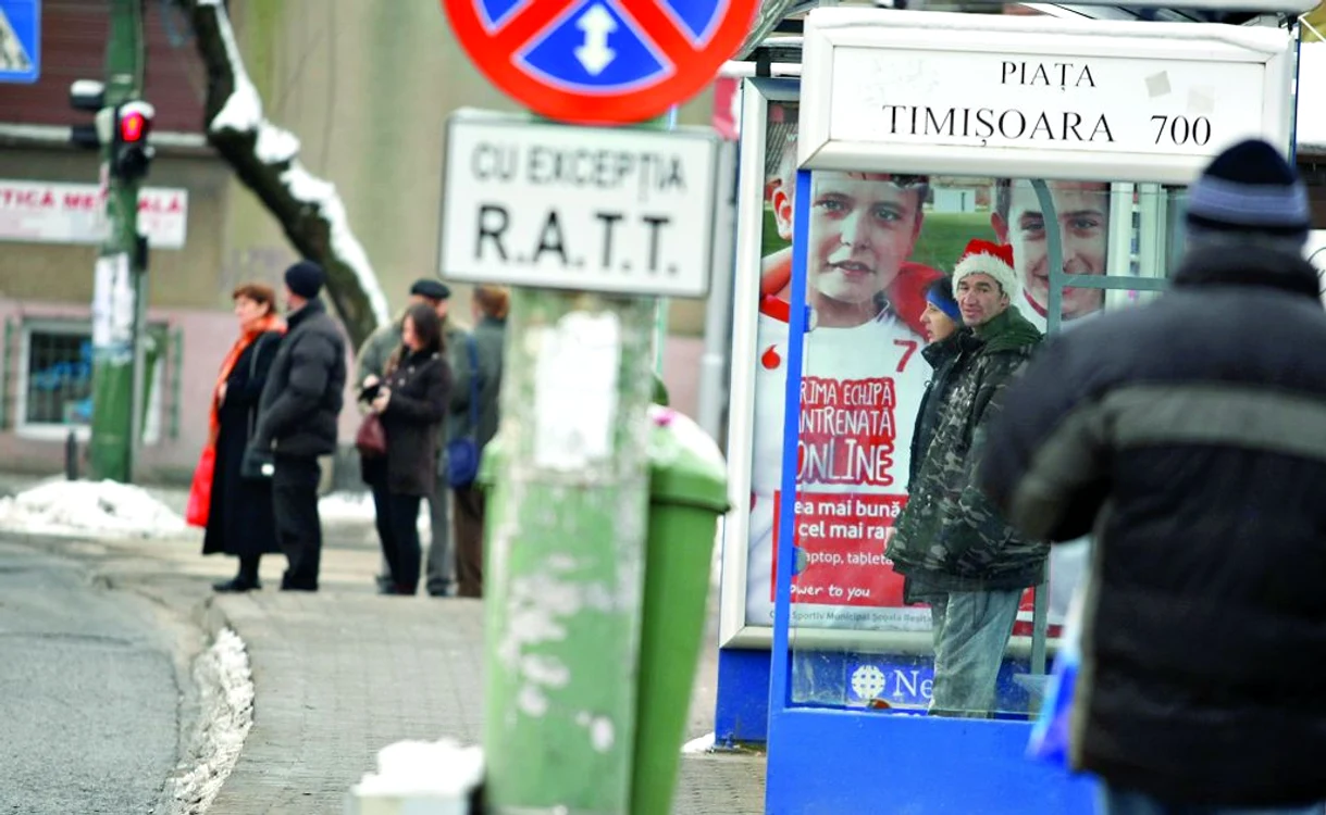 Unul dintre locurile  în care “Pisică”  cerşeşte este  staţia de autobuz