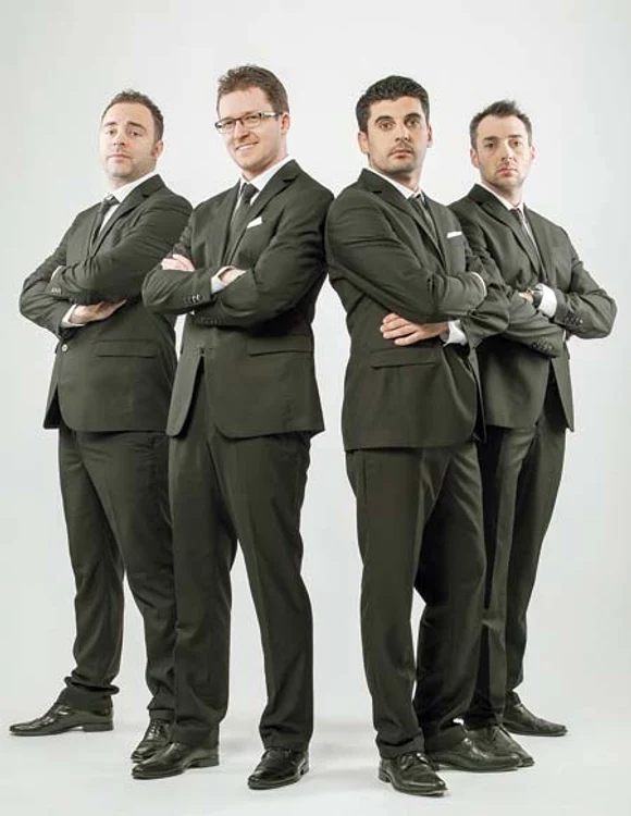 
    Luni, de la ora  20.30, va fi  difuzată  emisiunea  “Epic Show”,  cu Cucu, Tibi,  Bob şi Dragoş  (de la stânga  la dreapta)  