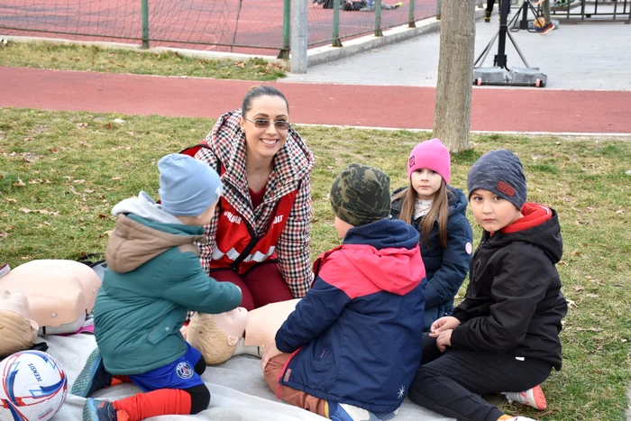 Roberta, voluntar, a participat la mai multe acțiuni de promovare a activităților ISU FOTO: ISU Olt